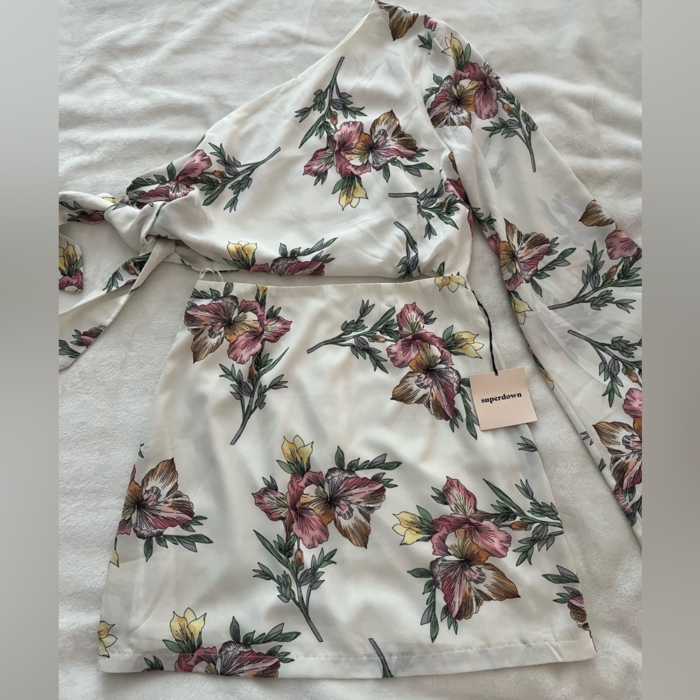 NWT. Superdown • ESSIE ONE SHOULDER DRESS - Picture 2 of 6